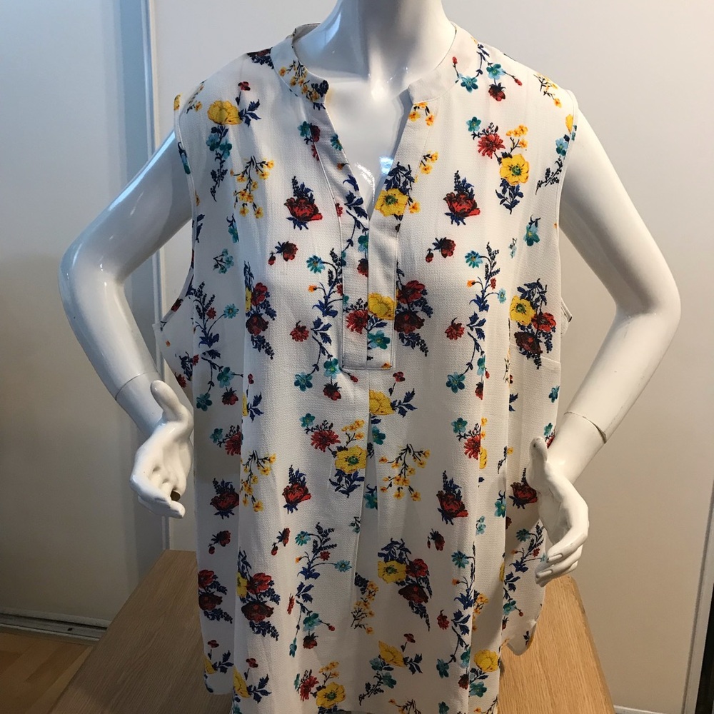 Sleeveless White Floral Split-Neck Blouse